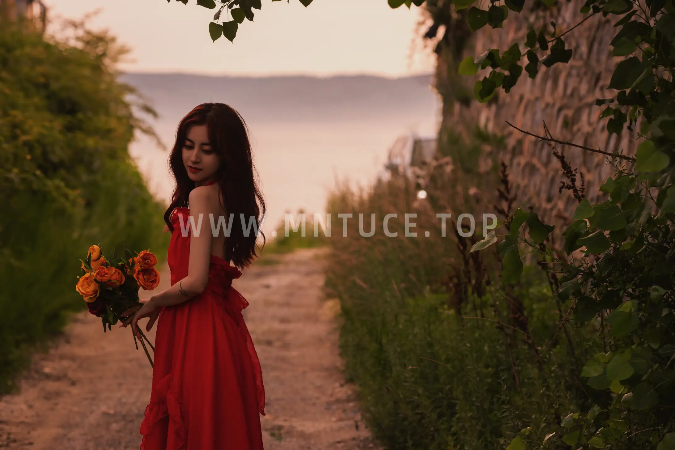 [YITUYU] 2022.09.02 Vol.1849 – Sunset at the seaside and girl in red dress Yixuan-#[33P]-18